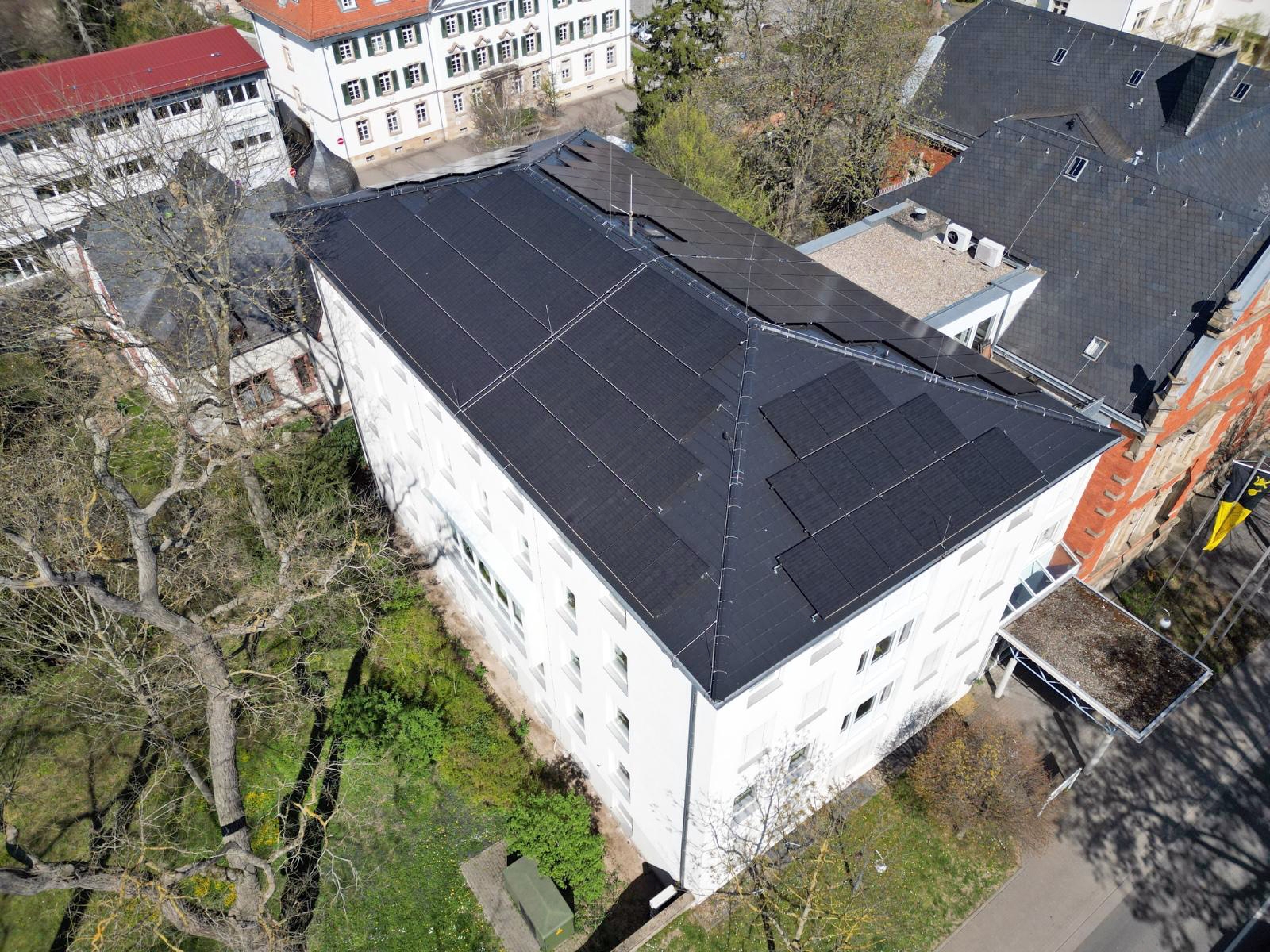 Rathaus Alzey in Vogelperspektive mit PV-Modulen auf dem Dach