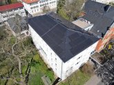 Rathaus Alzey in Vogelperspektive mit PV-Modulen auf dem Dach