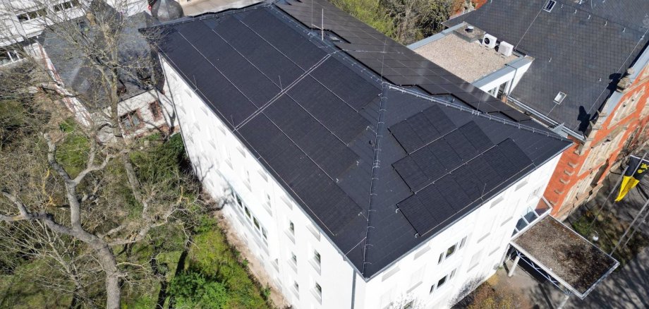 Rathaus Alzey in Vogelperspektive mit PV-Modulen auf dem Dach