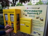 Bienenfutter-Automat mit der Aufschrift "Pirmasens summt"