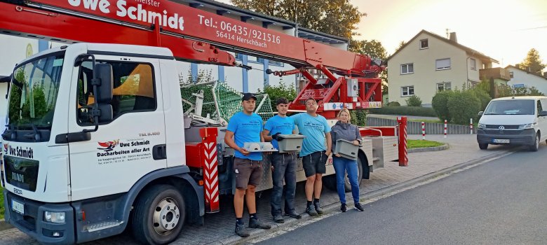 Installation Vogelkästen: Schwalbennester sowie Mauerseglerkästen wurden durch eine Dachdeckerfirma kostenfrei an allen Schulen angebrachtion.