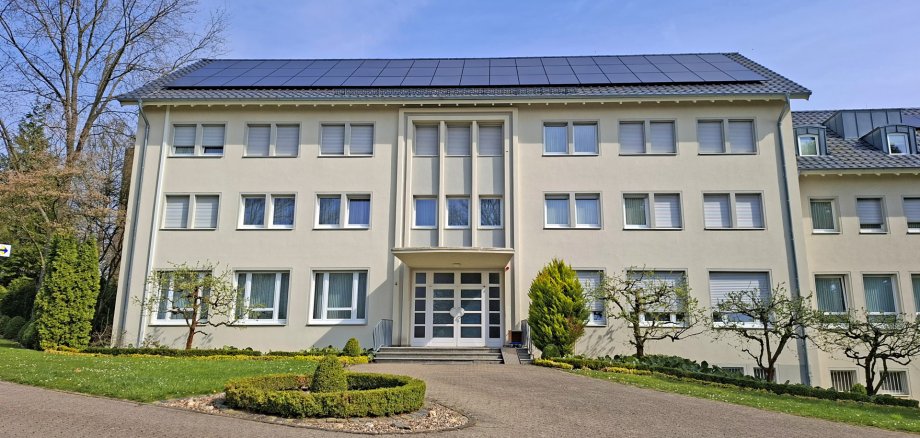 Gebäude des Säkularinstitut der Schönstätter Marienschwestern mit PV-Anlage auf dem Dach