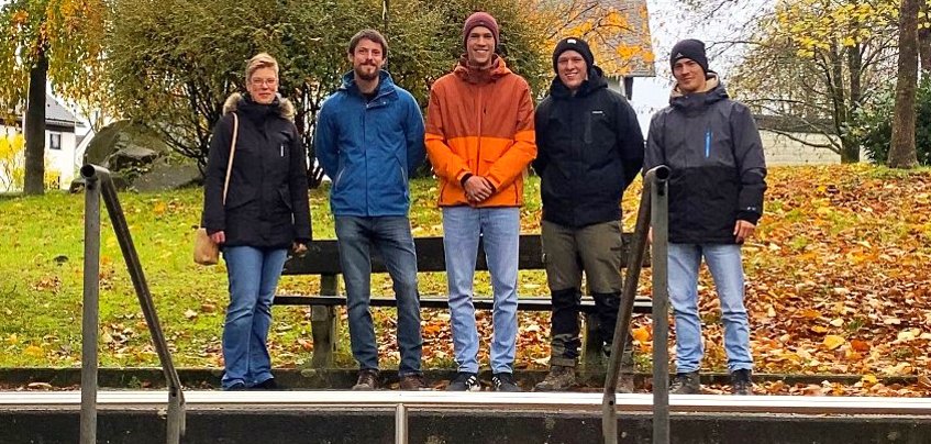 Gruppenbild von fünf Studierenden der TH Bingen am Kneipp-Becken des Steinbornparks in Elkenroth.