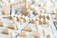 Städtebauliches Modell aus Holz und Karton mit Weißen Bäumen Städtebauliches Modell aus Holz und Karton mit Weißen Bäumen