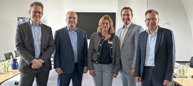 Gruppenfoto v. l. n. r.: Michael Mätzig, Geschäftsführender Direktor des Landkreistages Rheinland-Pfalz, Jürgen Vogel, Hauptgeschäftsführer der IHK Pfalz, Karina Szwede, Hauptgeschäftsführerin IHK Rheinhessen, Thomas Przybylla, stellvertretender Vorsitzender des Gemeinde- und Städtebundes Rheinland-Pfalz und Andreas Göbel, Geschäftsführender Direktor des Landkreistages Rheinland-Pfalz.